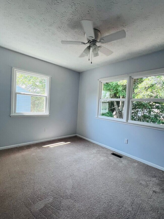 Building Photo - 3 bed/2 bath Townhome - 2.2 miles from Auburn University!