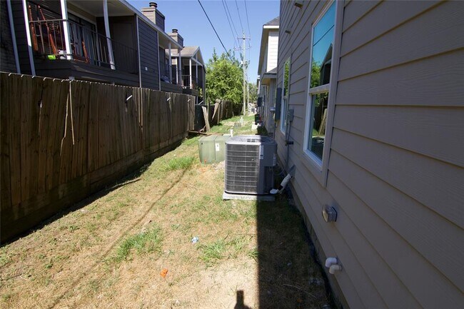 Building Photo - 12039 Clifton Oaks Dr