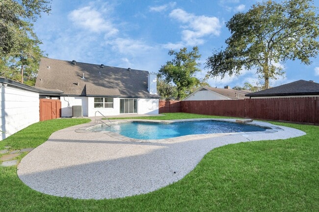 Building Photo - 6035 Cartagena St