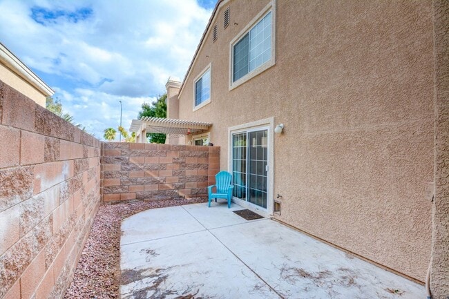 Building Photo - Renovated and Modern. This fantastic 2br in a gated community in Silverado Ranch has all the amen...