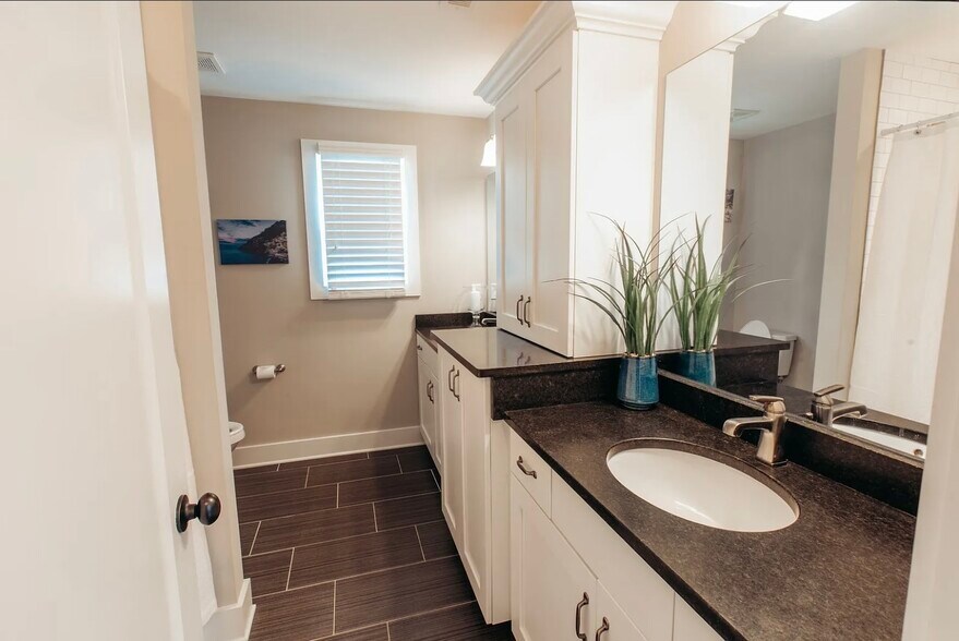 Building Photo - 2423 Elliott Ave