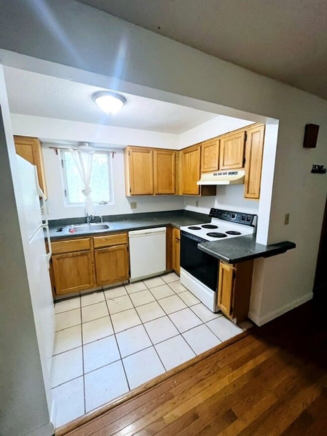 Building Photo - 410 Farmington Ave