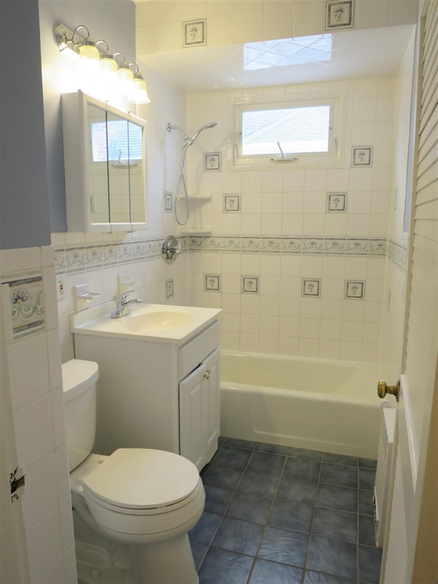 Building Photo - 1098 Fellsway