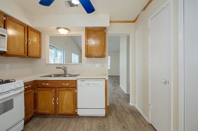 Building Photo - Updated 2 Bedroom, 1 Bath Duplex in a Grea...