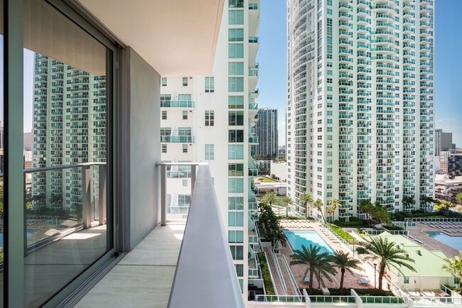 Building Photo - Fully furnished 2-bedroom residence in the heart of Brickell.