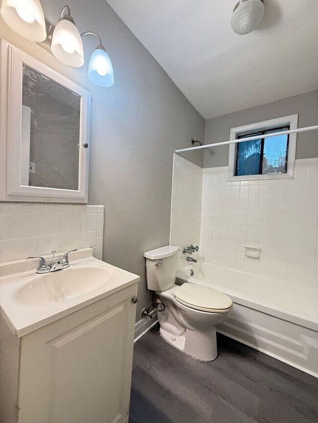Building Photo - For Rent - 2 Bedroom Apartment Near Downto...