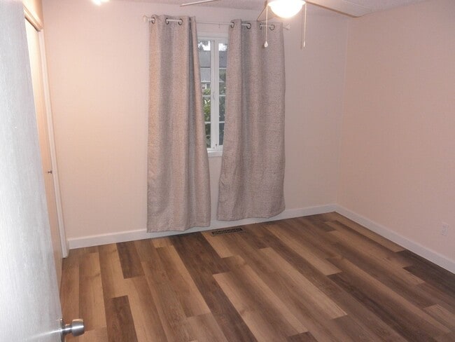 Building Photo - On cul de sac