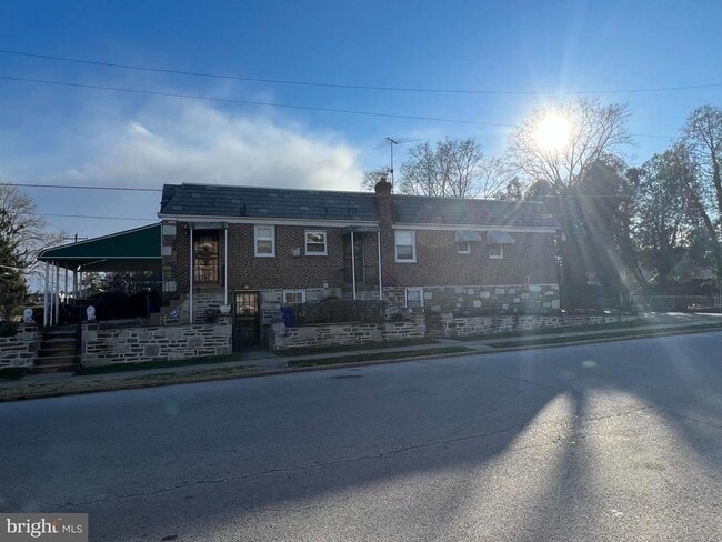 Primary Photo - 1053 E Sydney St