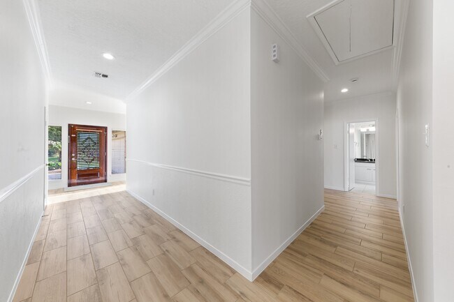 Building Photo - 819 Millpond Dr