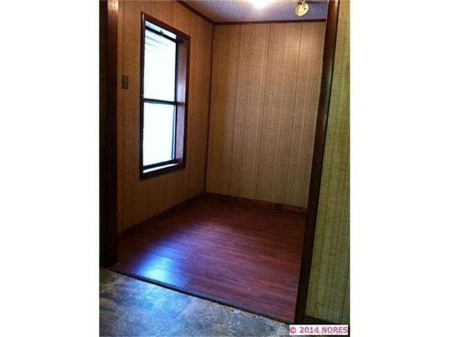 Building Photo - Comfortable living in this 3-bedroom, 1-bath home
