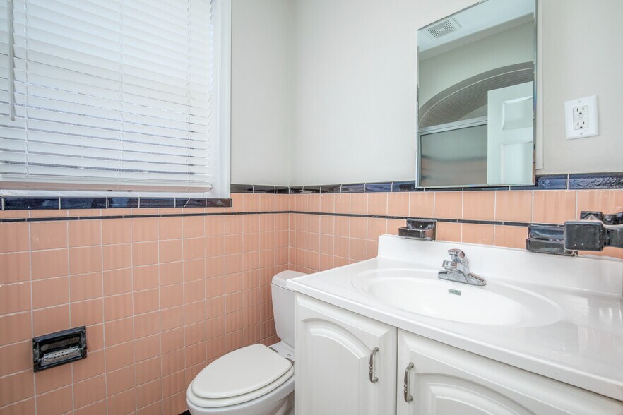 Building Photo - 7535 Oxford Dr