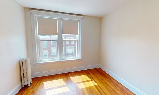 Building Photo - Avl NOW! No Fee! Sunny 3BR on Brighton/Bro...