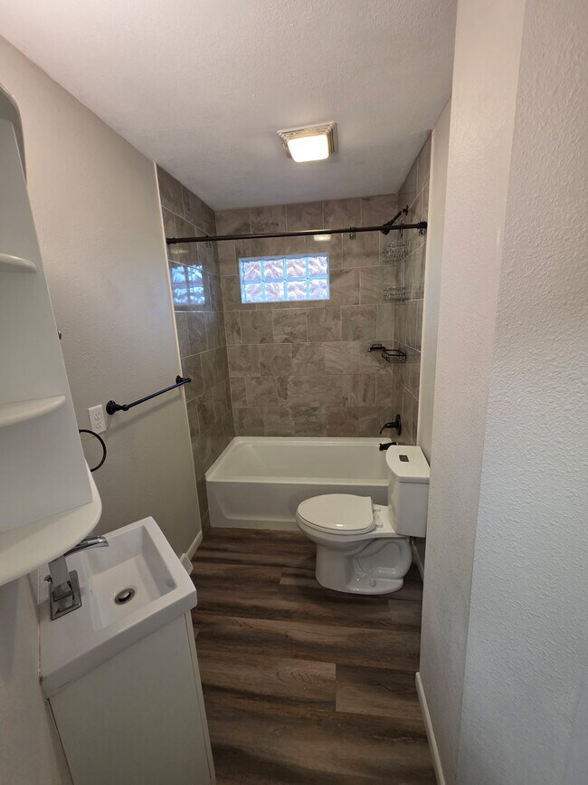 Building Photo - 1024 Spring St