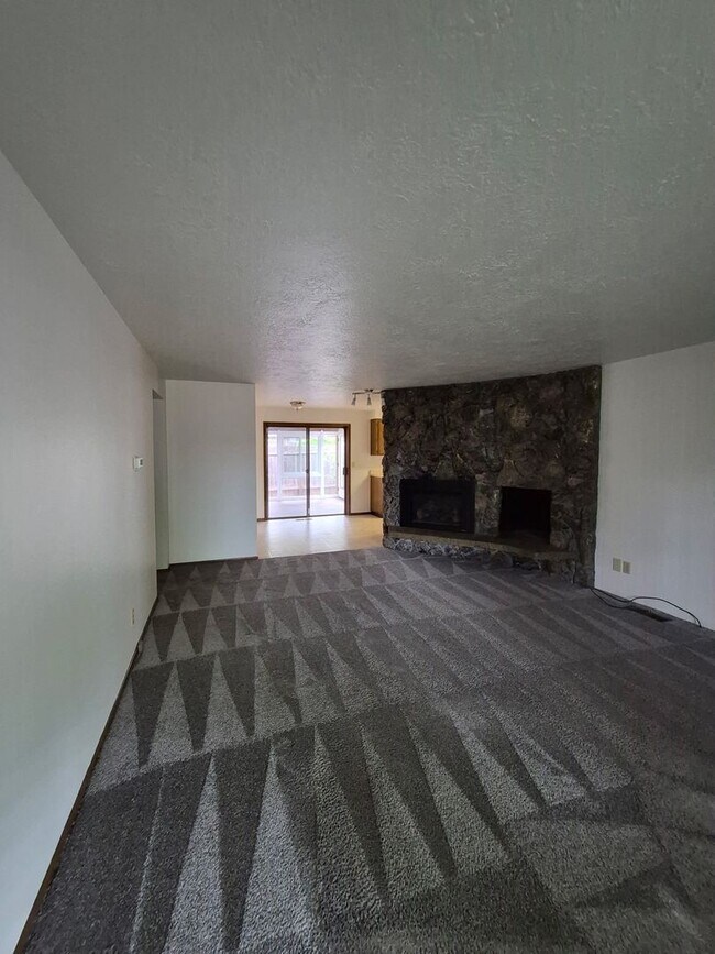 Building Photo - Charming South Salem Duplex!