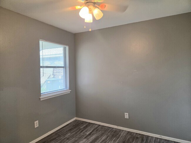 Building Photo - 507 Peppertree Ln