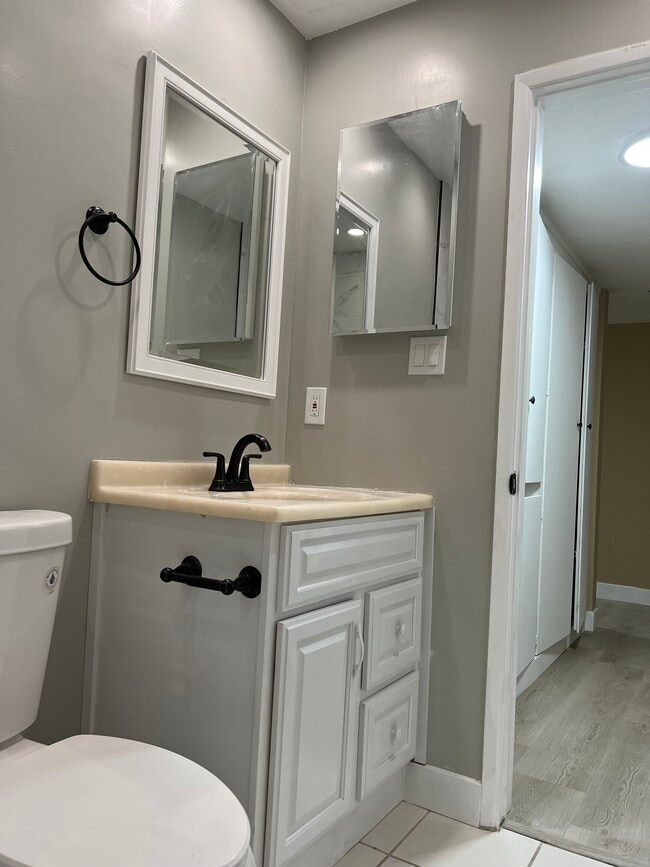 Main Bathroom - 1515 Oak St