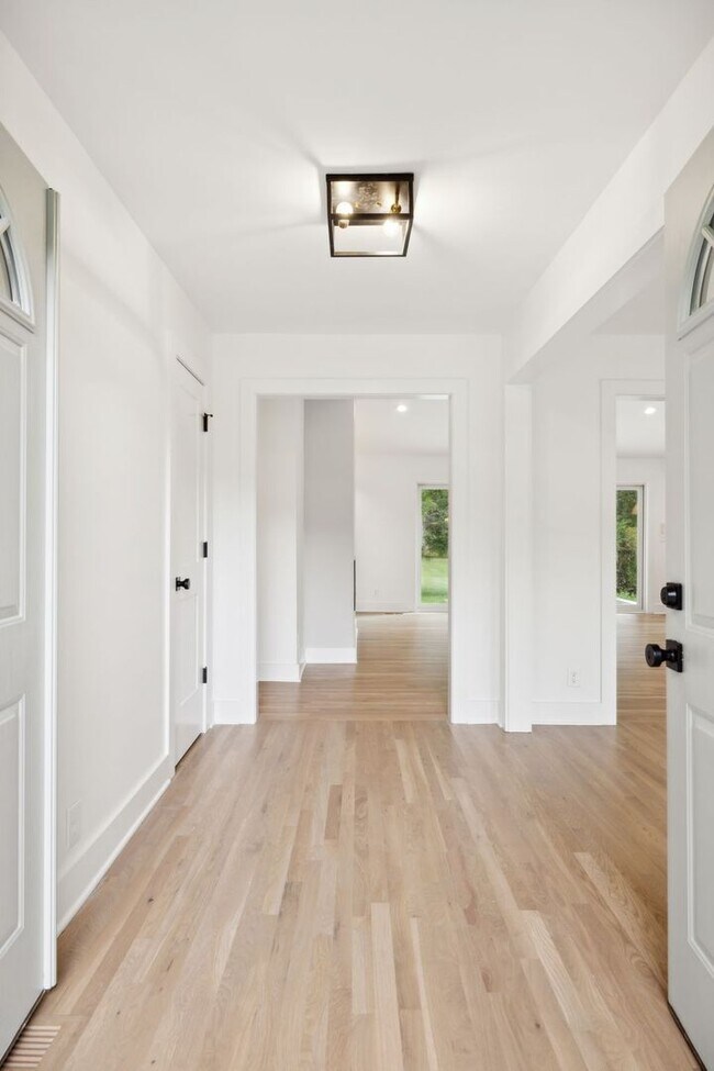 Building Photo - Completely renovated ranch 4BR/4BA ranch h...
