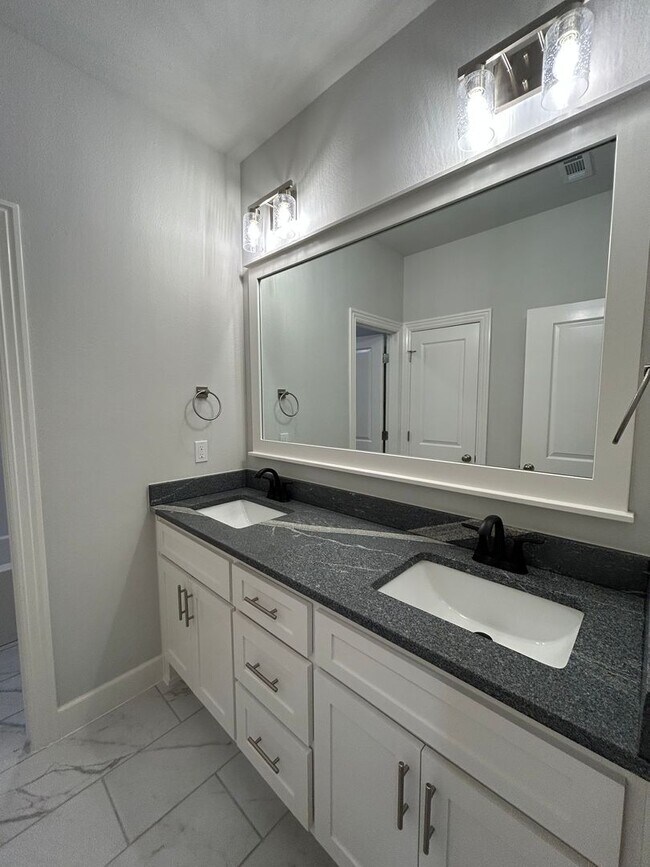 Building Photo - Beautiful Modern Home in Pea Ridge!