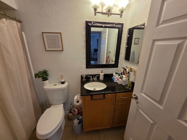 Building Photo - One Bedroom / 1 Bath Condo