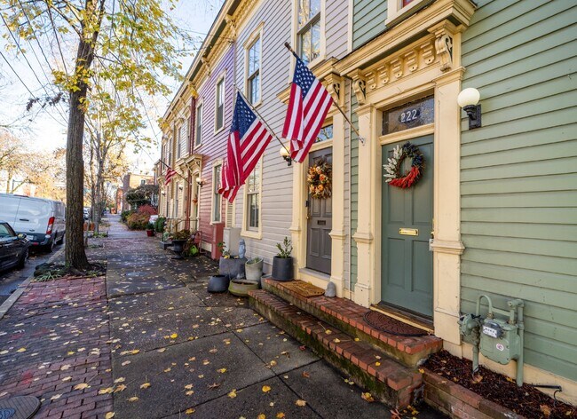 Building Photo - Historic Elegance in Old Town Alexandria