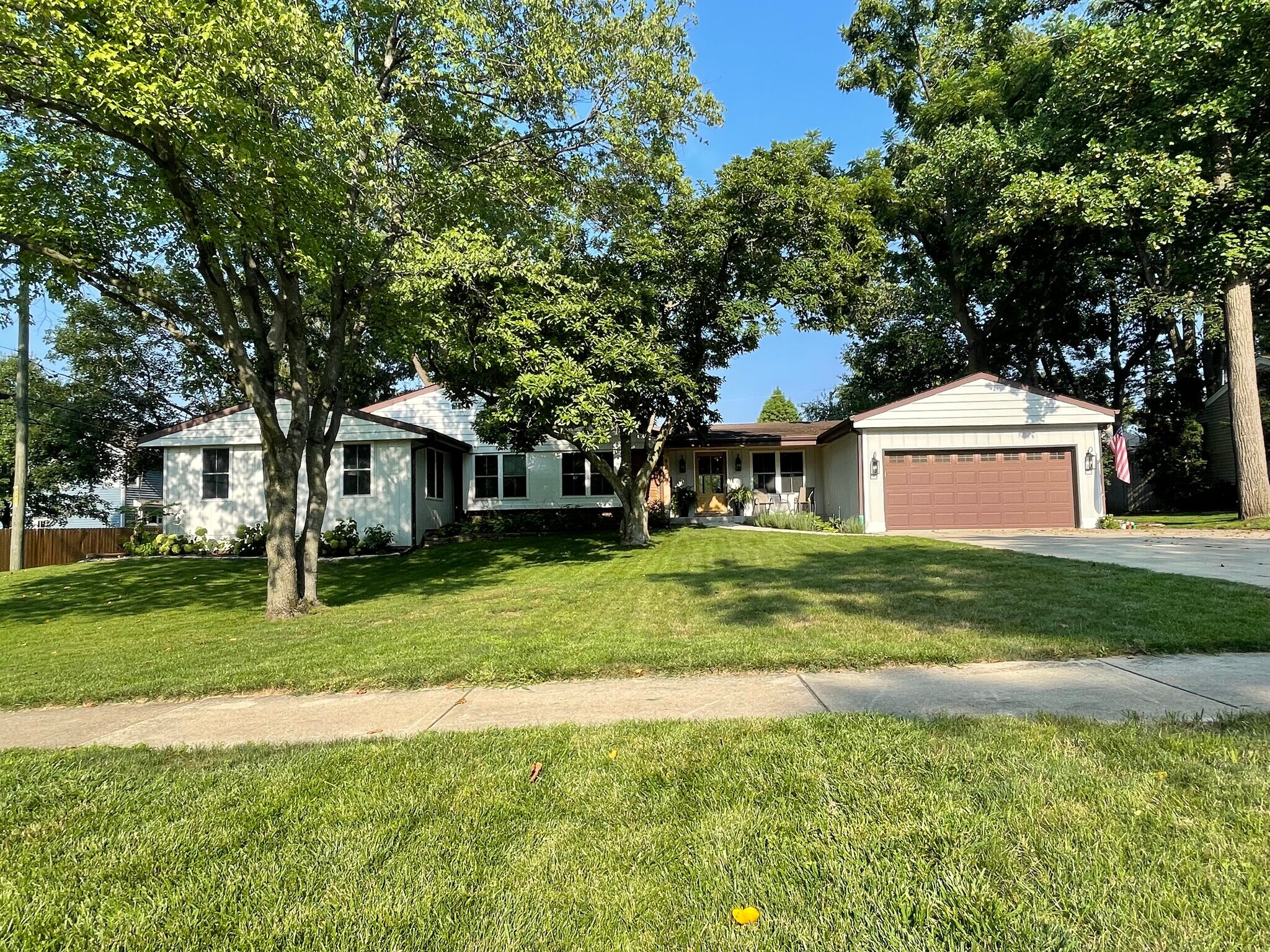 Building Photo - 905 Aurora Way