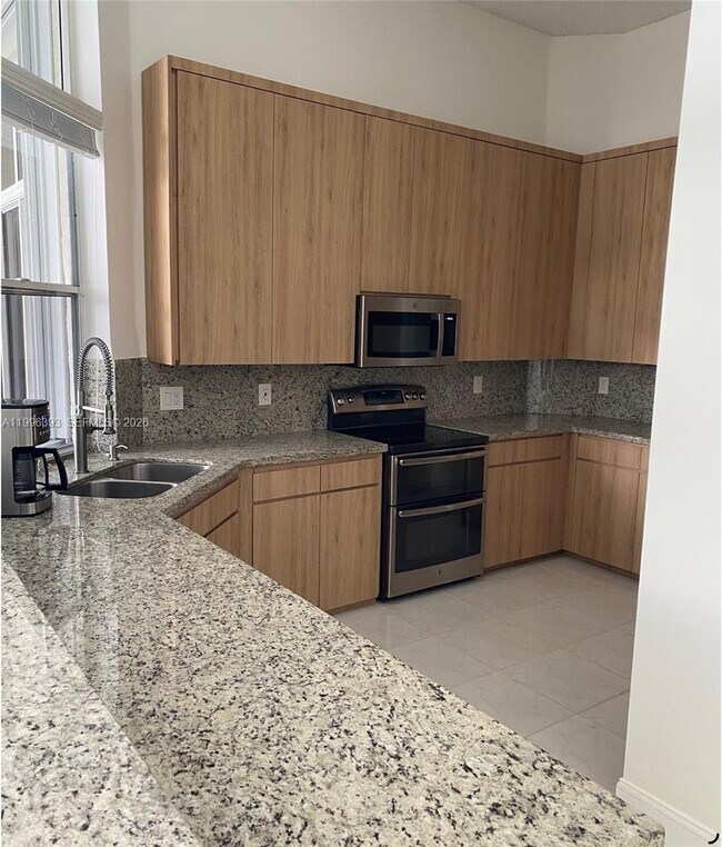 Building Photo - 3066 Lakewood Cir