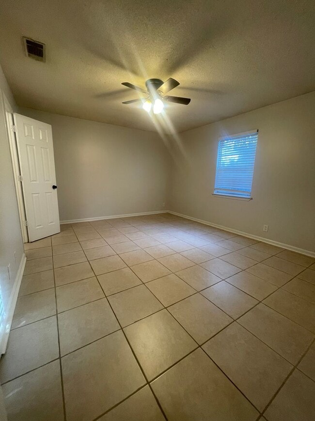 Building Photo - 130 Leeswood Cir