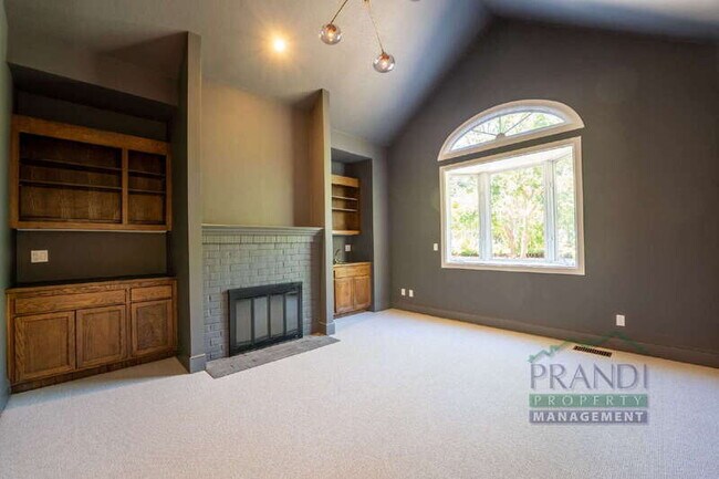 Building Photo - 121 Laurel Grove Ave