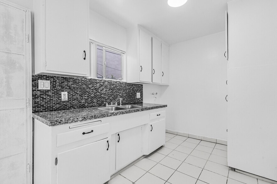 Building Photo - 536 Hyde Park Pl