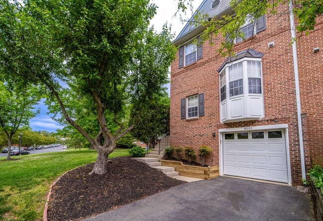 Building Photo - Three-level end unit townhome!