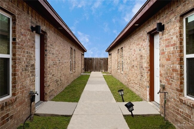 Building Photo - 10 Valeria St