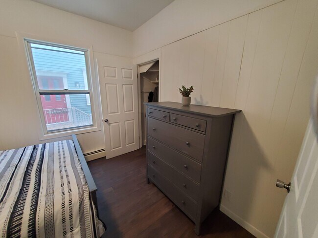 Closet door open - 87 Vinton St