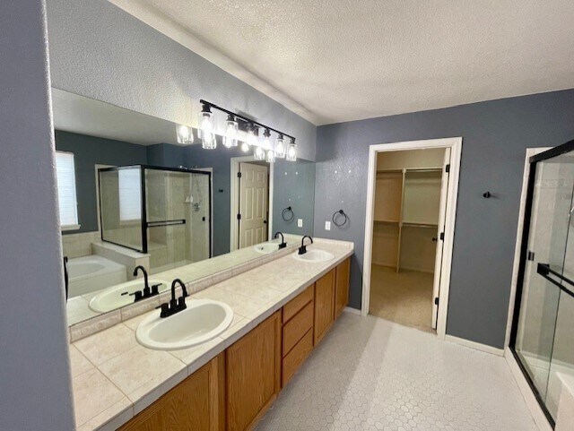 Building Photo - 5914 S Ukraine St