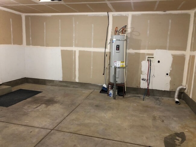 Building Photo - Beautiful 3 bedroom 2 bathroom house in a ...