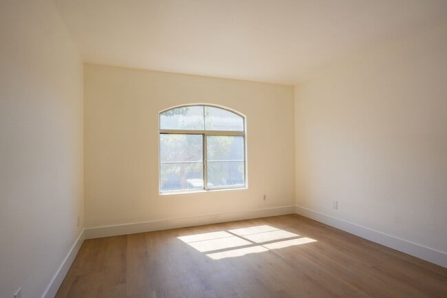 Building Photo - Beautifully Updated 2-Bedroom Condo in a Gated Community