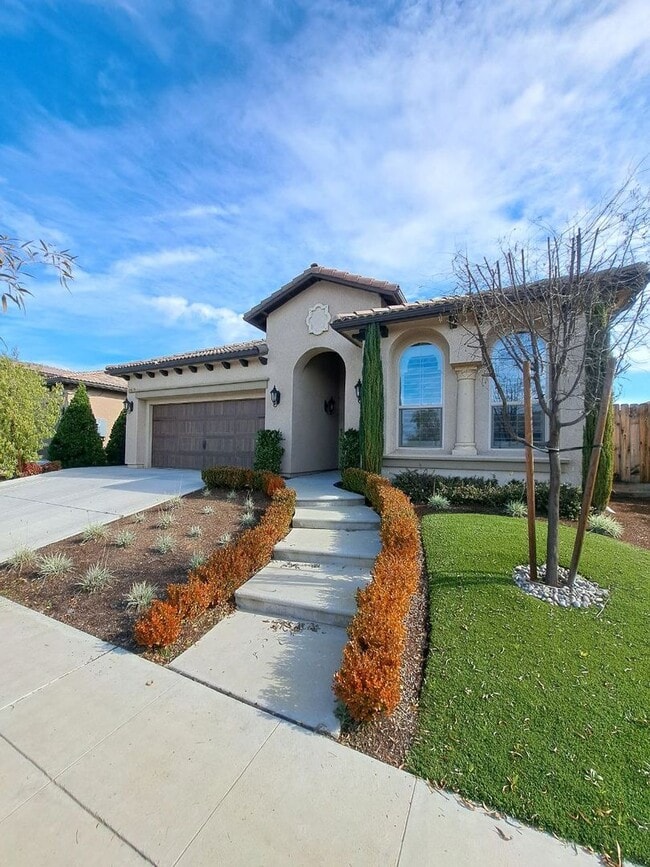 Building Photo - Beautiful 4 Bedroom Home In Clovis!