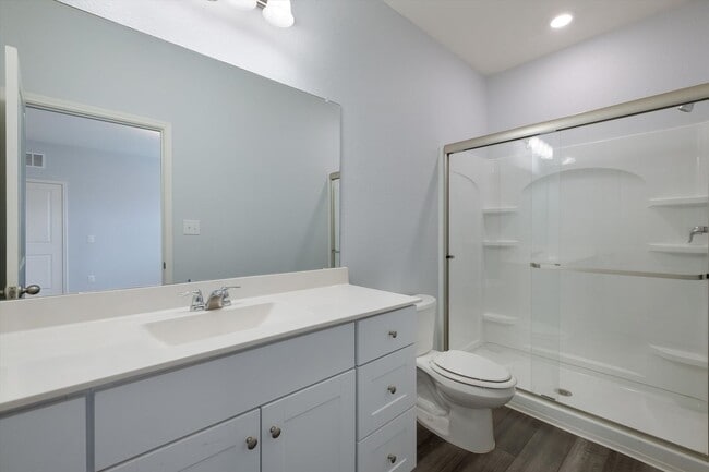 Building Photo - Ranch Style 3 Bed 2 Bath with Freshly painted and New Floors!