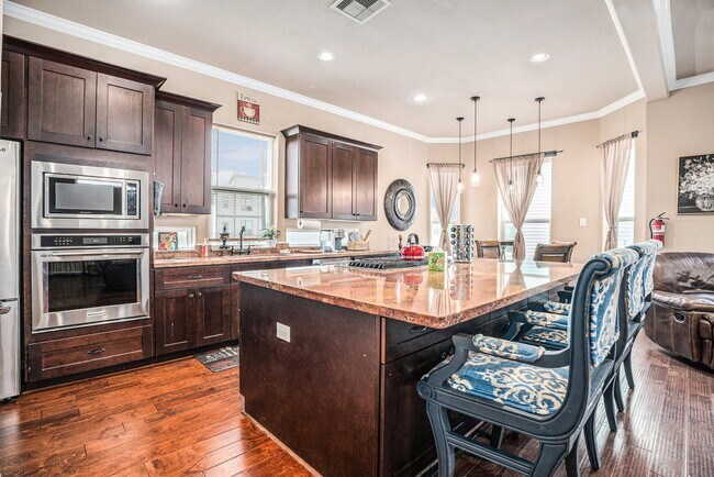 Building Photo - 1333 N Meyer Ave