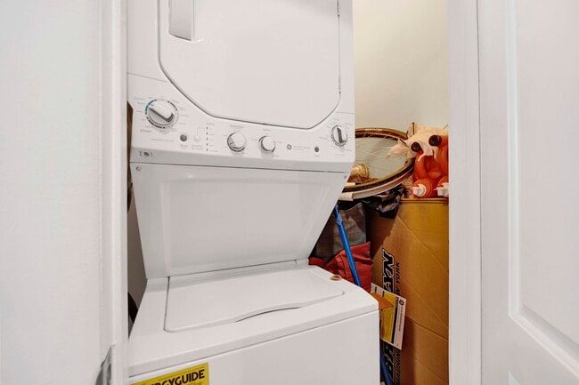 Building Photo - 1903 W Dickens Ave