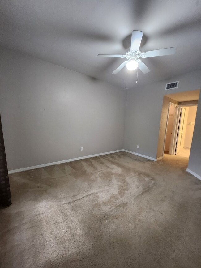 Building Photo - Move in Ready in NW Gainesville!