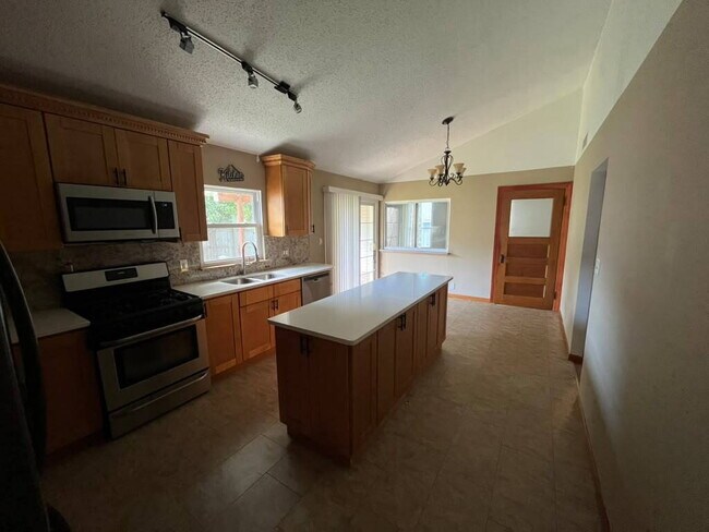 Building Photo - "Spacious 3 Bedroom/2 Bath Home in Florissant!"  Available for Move-In on 8/15/2026