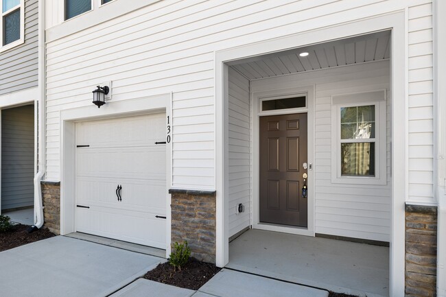 Building Photo - 130 Paramount Dr