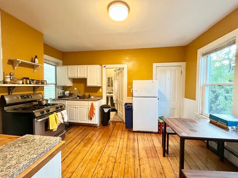 Primary Photo - 44 Delle Ave