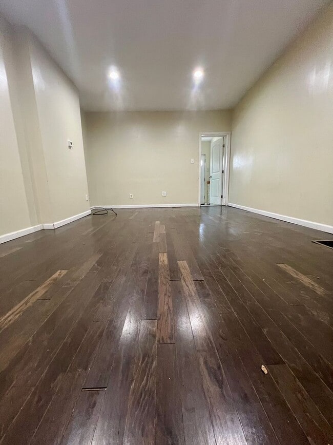 Building Photo - Gorgeous 3-Bedroom Townhome in Elmwood Park! Available NOW!