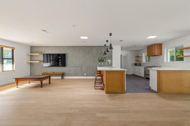 Building Photo - 1604 Elmhurst Dr