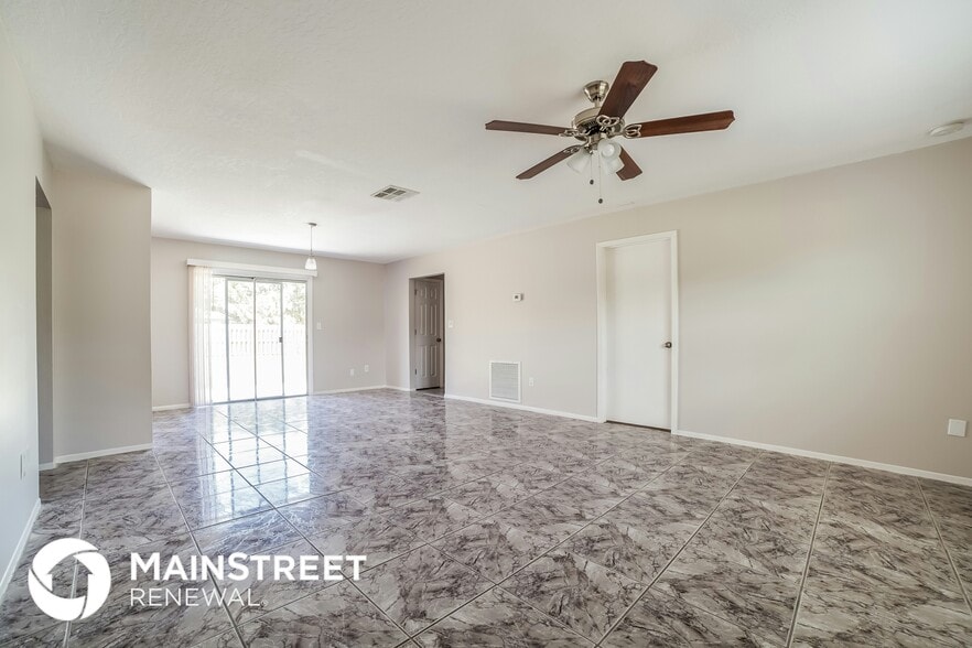 Building Photo - 2285 Kent St NE