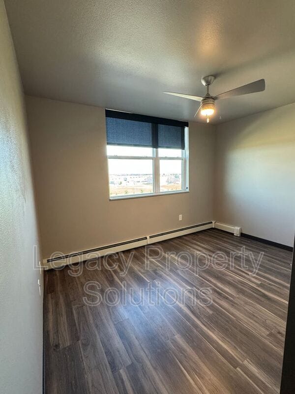 Building Photo - 220 E Greenfield Ln