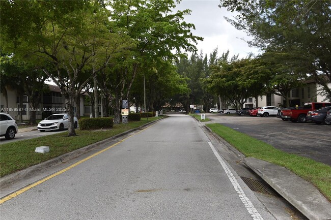 Building Photo - 325 W Laurel Dr