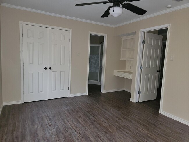 Building Photo - 10556 Rolling Pines Dr