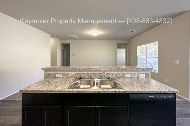 Building Photo - Gorgeous 4 Bed 2 Bath Home in Heart Of Yukon!